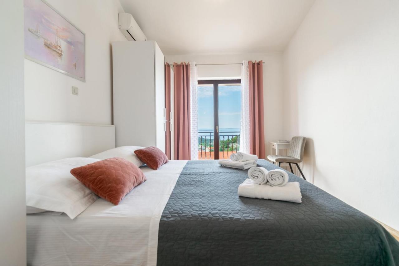 Apartment Iva With Sea View Makarska Exterior photo