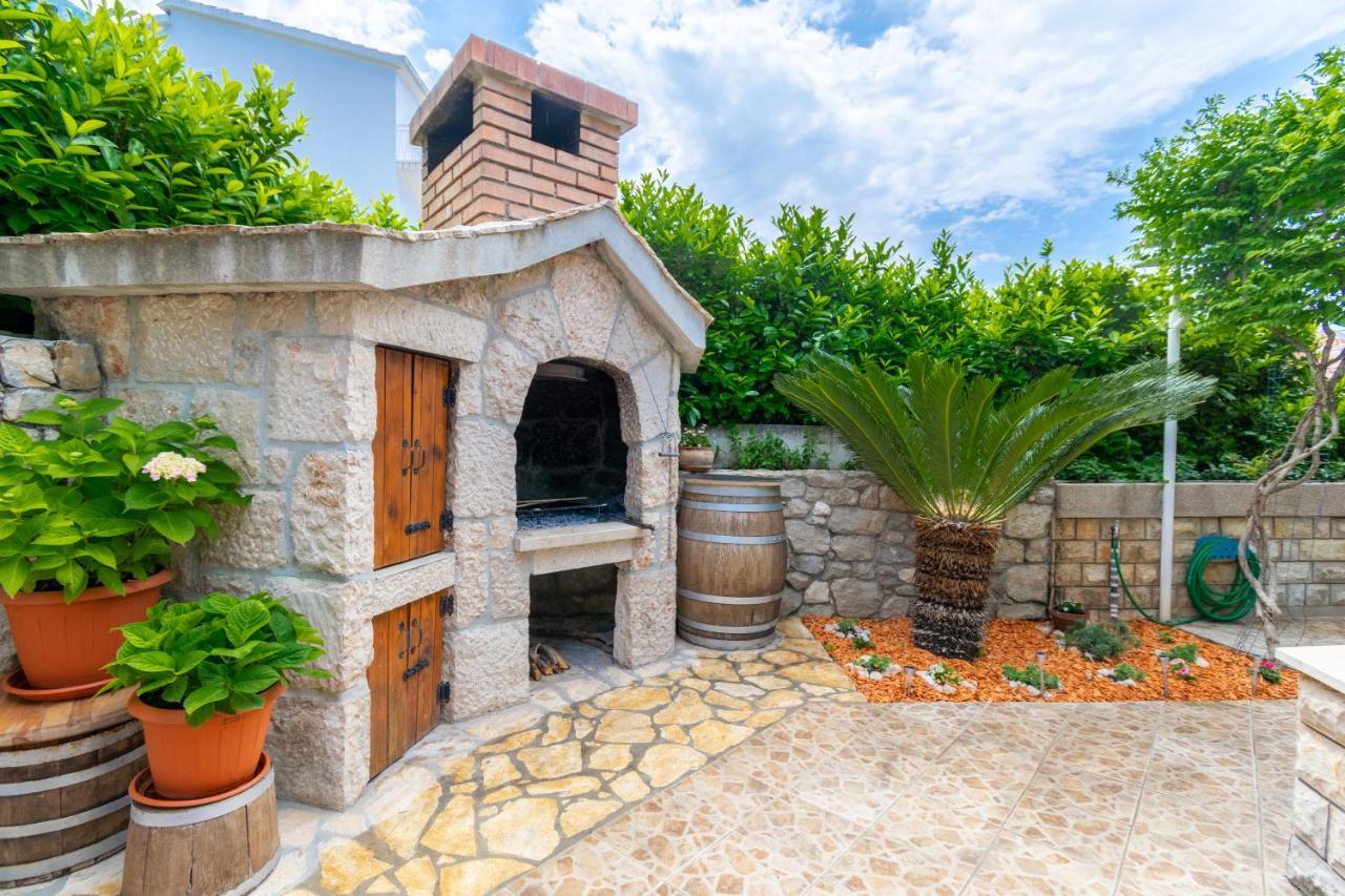 Apartment Iva With Sea View Makarska Exterior photo