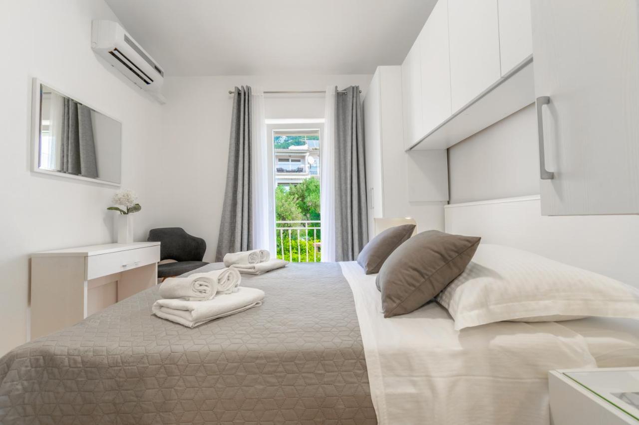 Apartment Iva With Sea View Makarska Exterior photo