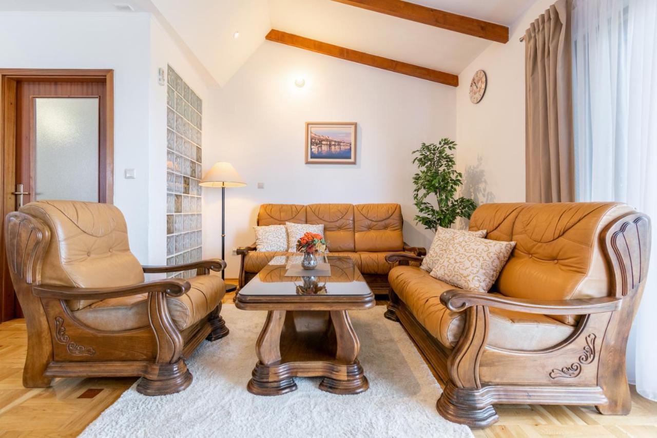 Apartment Iva With Sea View Makarska Exterior photo
