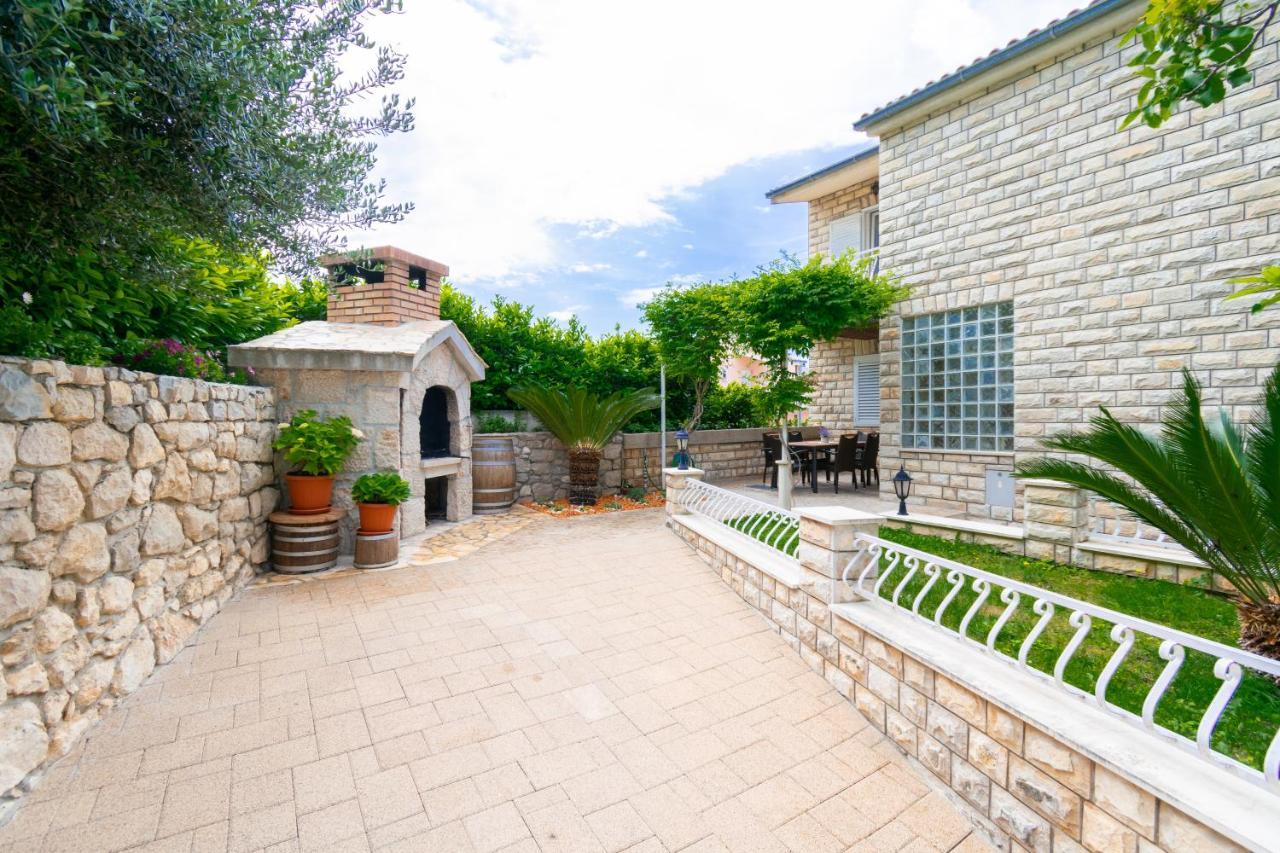 Apartment Iva With Sea View Makarska Exterior photo