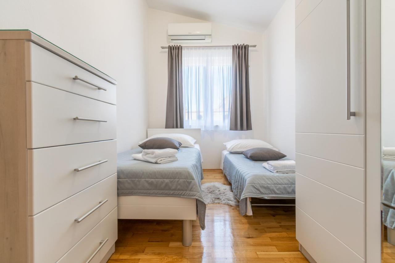 Apartment Iva With Sea View Makarska Exterior photo