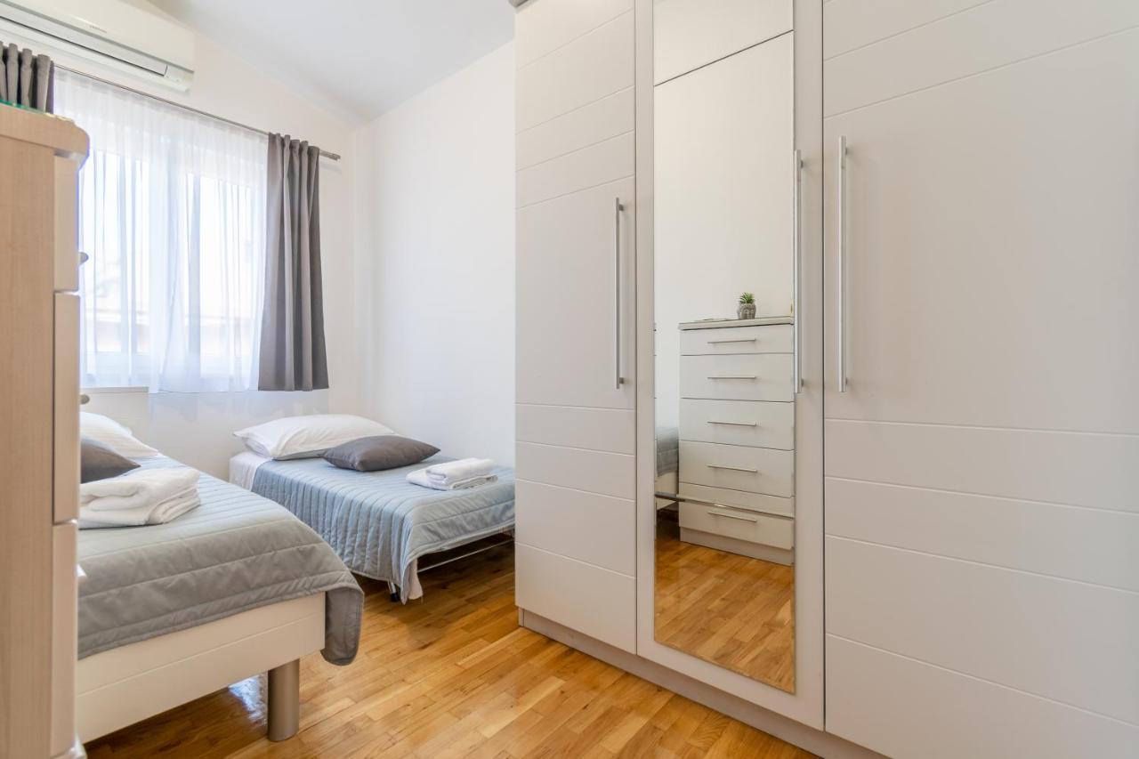 Apartment Iva With Sea View Makarska Exterior photo